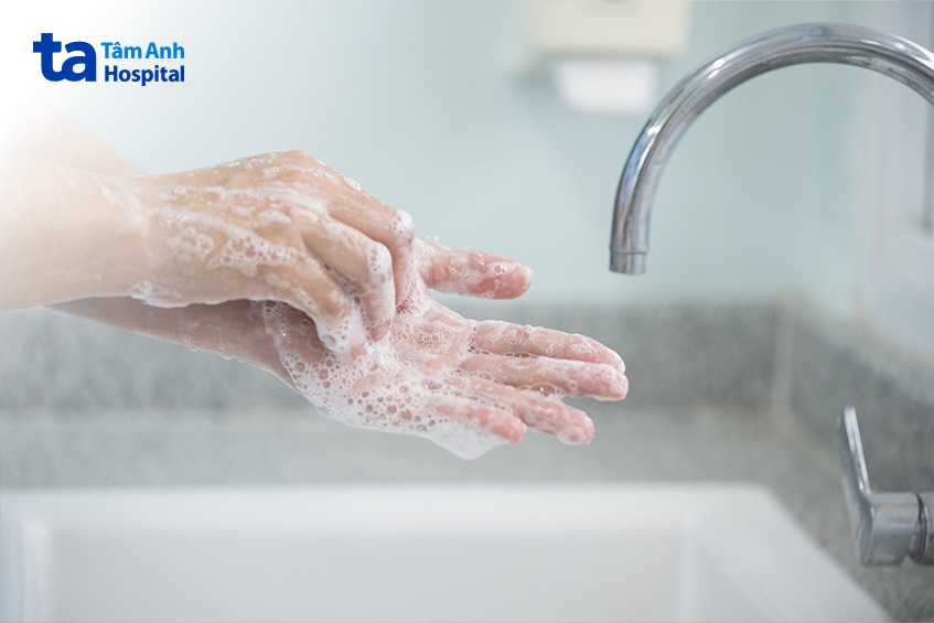 Rửa tay bằng xà phòng diệt khuẩn trước khi bôi thuốc điều trị trĩ cho bà bầu