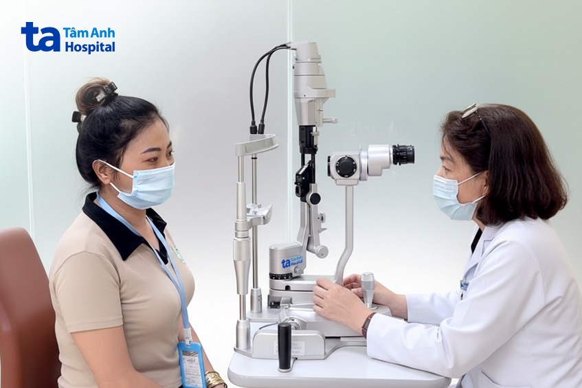 sau phẫu thuật đục thủy tinh thể mắt phải, chị hiền được bác sĩ kiểm tra mắt trước khi về nhà. ảnh_ bệnh viện đa khoa tâm anh.