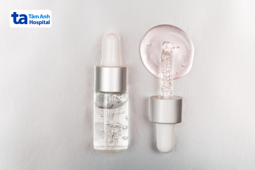Lọ serum dưỡng ẩm chứa natri hyaluronate với kết cấu trong suốt và thẩm thấu nhanh