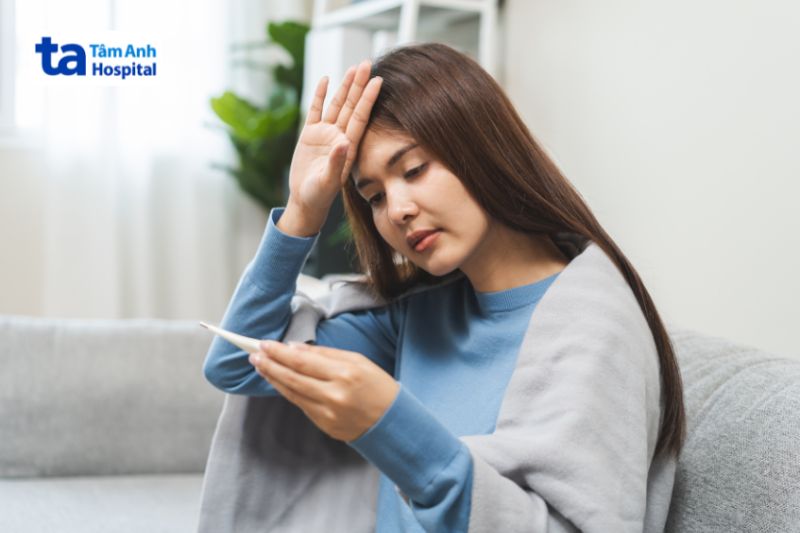 sốt cao là triệu chứng bệnh thương hàn