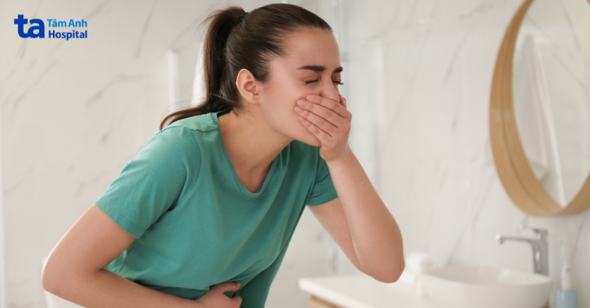 Phụ nữ buồn nôn, một tác dụng phụ phổ biến khi dùng doxycycline