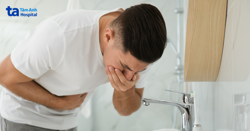 Nam giới ôm bụng và buồn nôn, biểu hiện tác dụng phụ của erythromycin