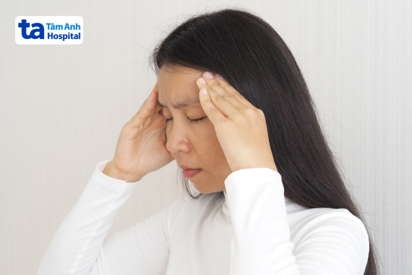 Phụ nữ trẻ bị đau đầu có thể là tác dụng phụ khi dùng rabeprazole