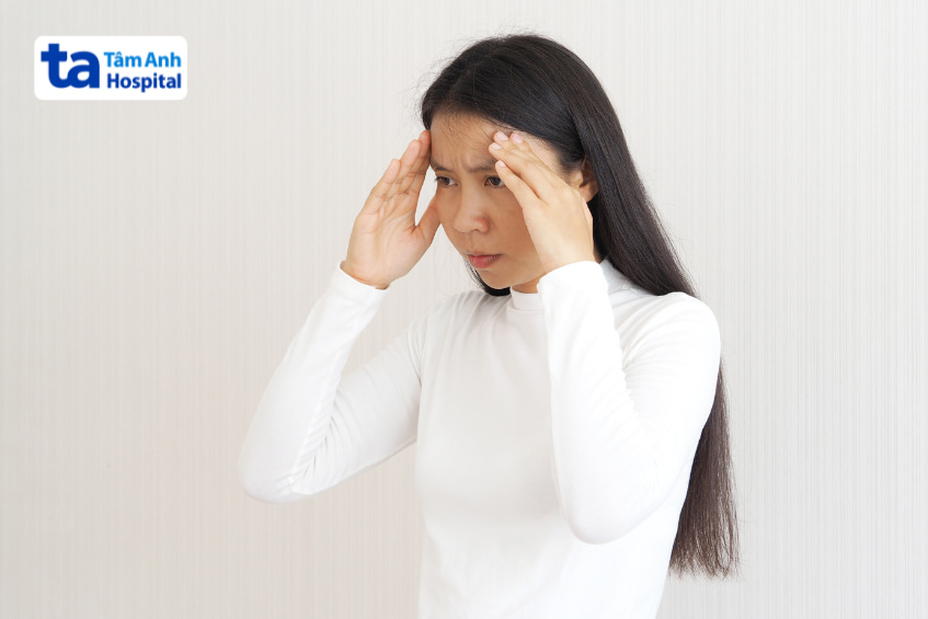 Người phụ nữ cơn đau đầu, biểu hiện thường gặp của thiếu máu não thoáng qua (TIA) cần điều trị