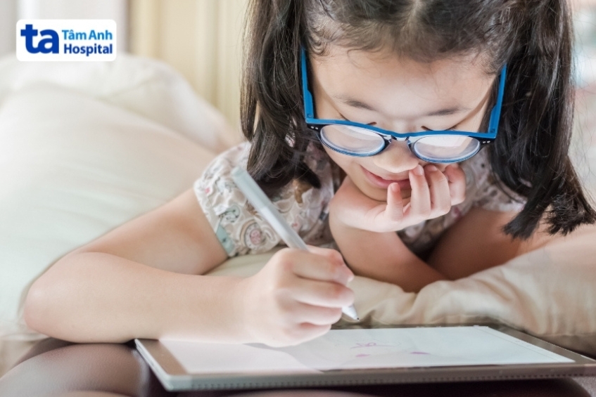 Tật khúc xạ bẩm sinh là gì?