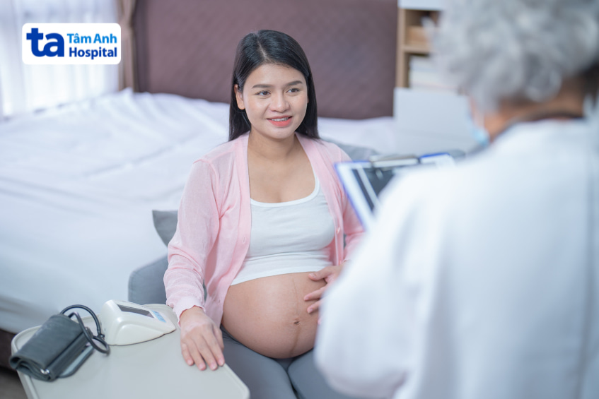 Phụ nữ mang thai đi khám bác sĩ – chống chỉ định empagliflozin cho thai kỳ