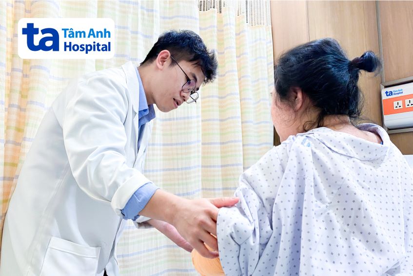 thăm khám bệnh nhân