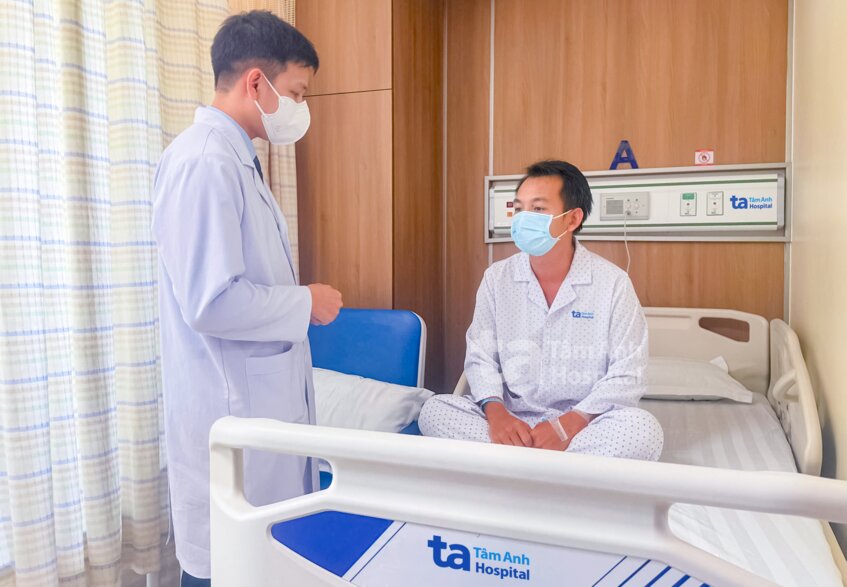 thăm khám cho một bệnh nhân bị ngộ độc