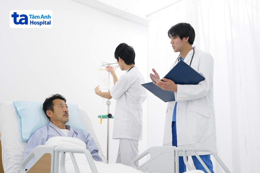 Bệnh nhân hậu phẫu sỏi mật được bác sĩ thăm khám và theo dõi tình trạng tại phòng bệnh