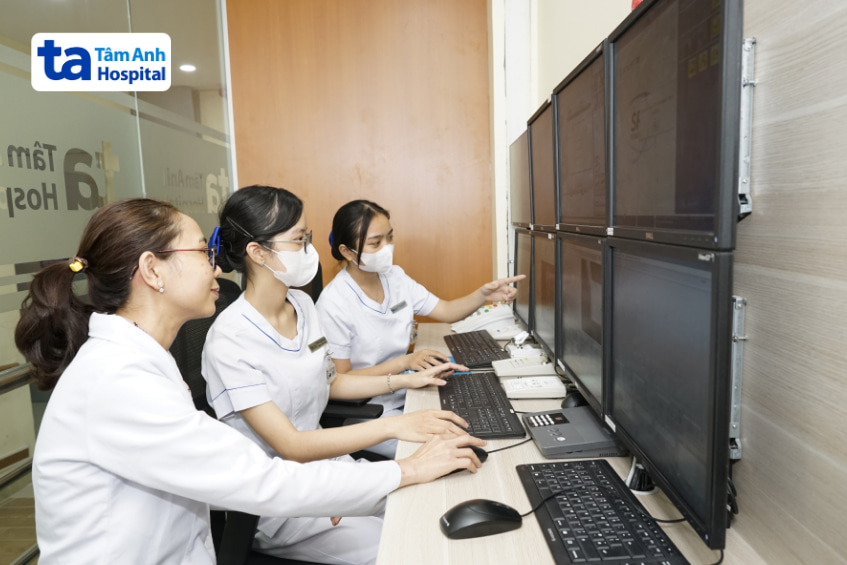Kỹ thuật viên theo dõi quá trình xạ trị trên hệ thống máy tính hiện đại tại Bệnh viện Tâm Anh