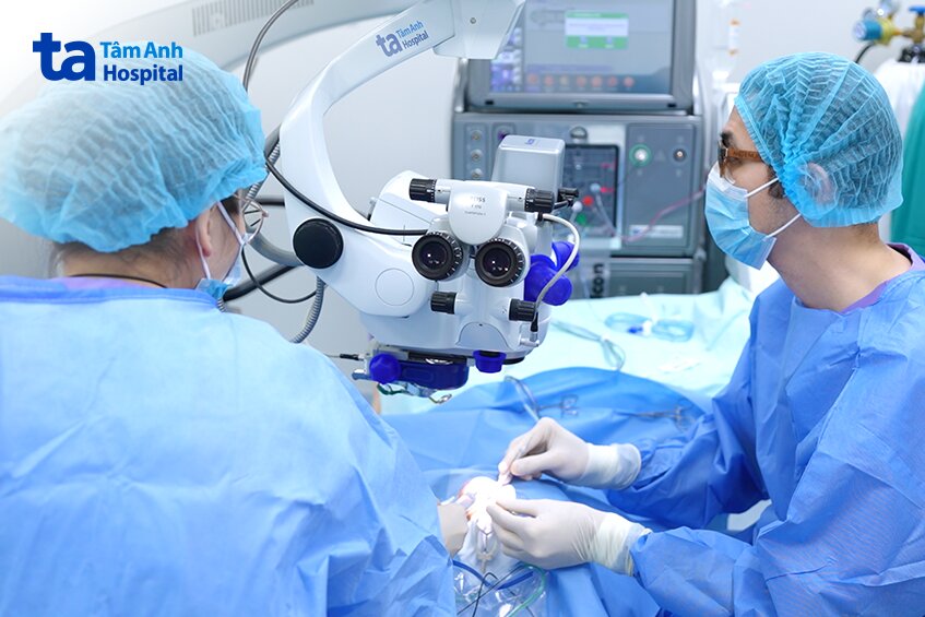 thực hiện mổ dịch kính cho bệnh nhân