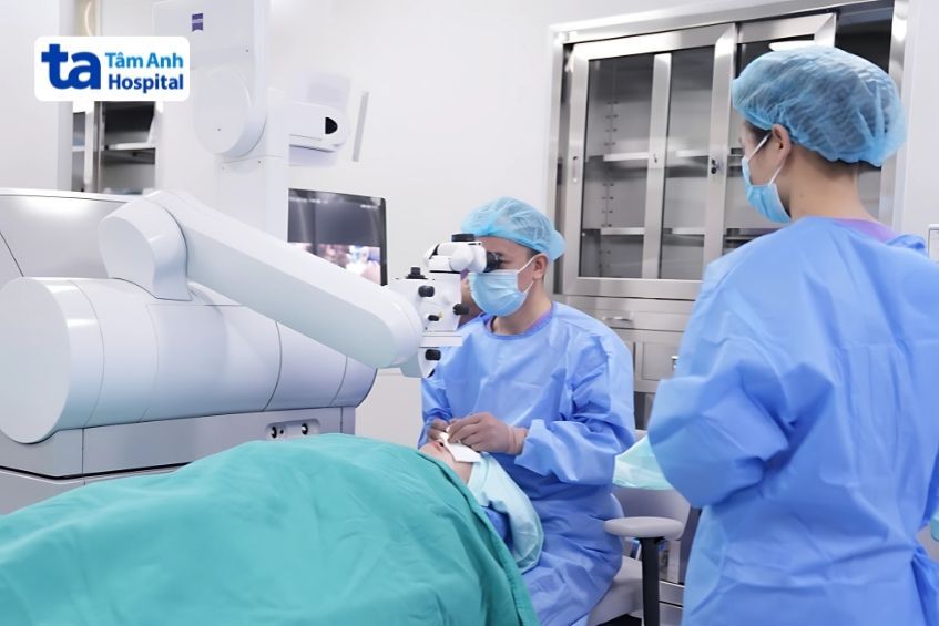 Thực hiện phẫu thuật xóa cận