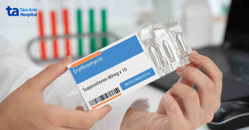 Hộp thuốc erythromycin dạng viên đặt liều 80mg được cầm trên tay bác sĩ