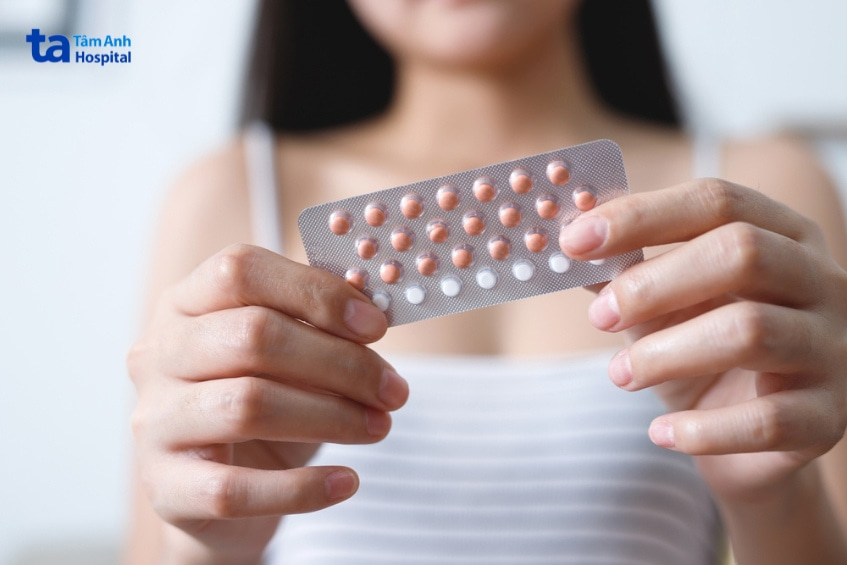 Phụ nữ cầm vỉ thuốc tránh thai có chứa hormone progesterone liều thấp