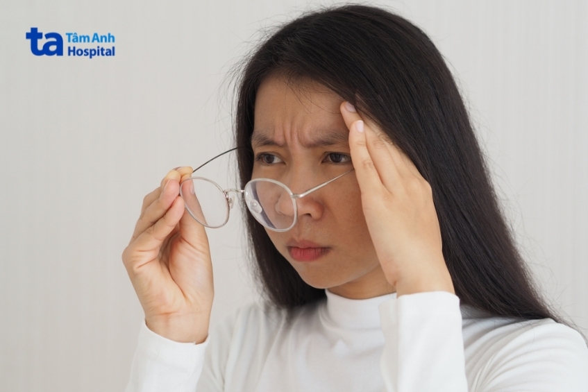Hay đau đầu khi mắt điều tiết quá mức