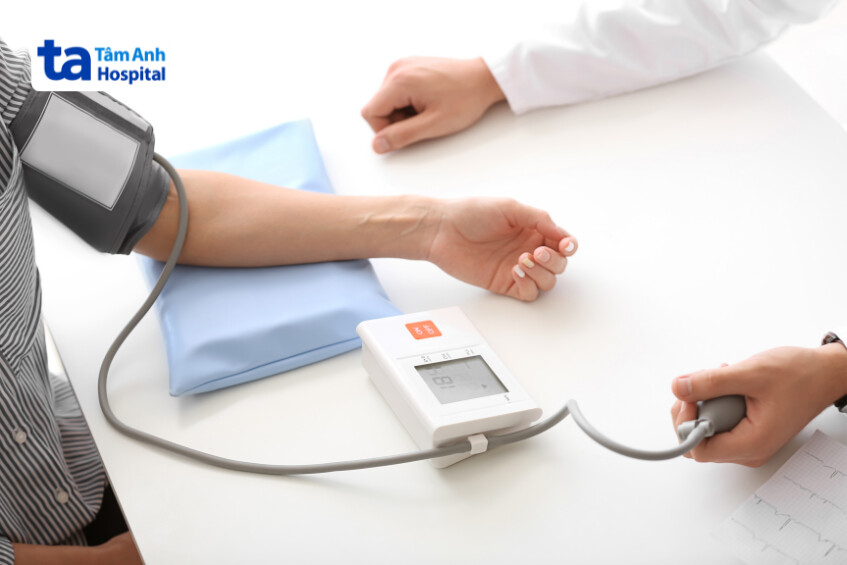 Người bệnh nên thường xuyên kiểm tra sức khỏe định kỳ để đảm bảo huyết áp luôn trong tình trạng ổn định