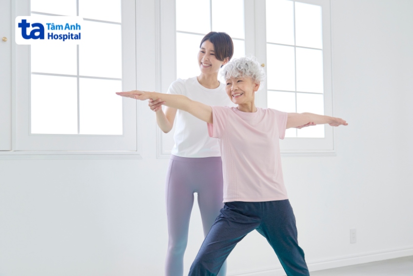 tích cực vận động trị liệu giúp thúc đẩy tốc độ phục hồi sau thay khớp háng