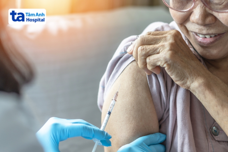tiêm vắc xin thương hàn cho người lớn tuổi