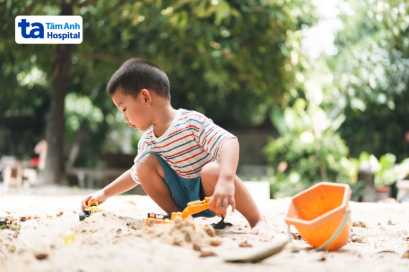 trẻ tiếp xúc đất cát ô nhiễm gây bệnh