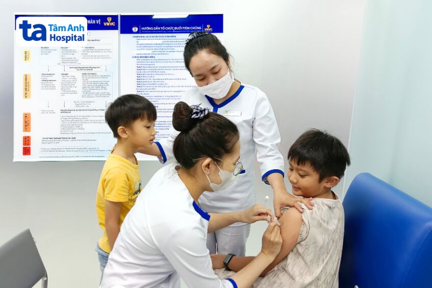 Trẻ tiêm vaccine phòng cúm tại Hệ thống Tiêm chủng VNVC