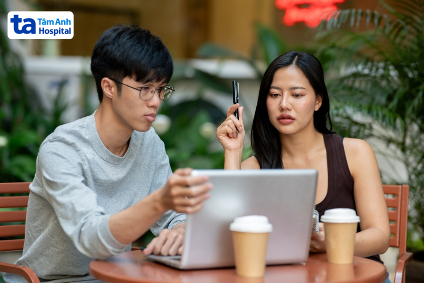 trò chuyện với nhau