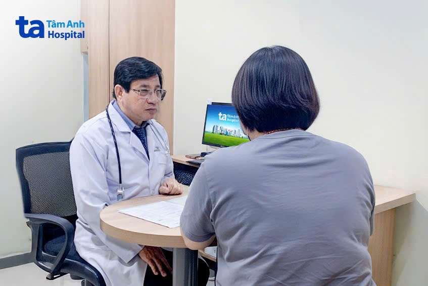ts.bs lâm văn hoàng khám, tư vấn giảm cân cho lê. ảnh_ bệnh viện đa khoa tâm anh