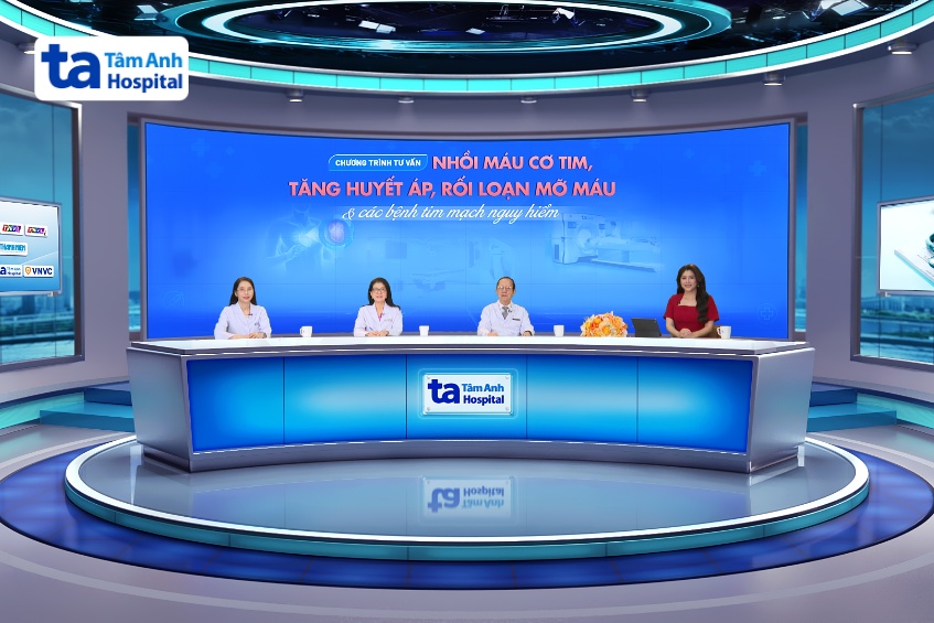 từ trái sang_ ts.bs trần vũ minh thư, pgs.ts.bs phạm nguyễn vinh, ths.bs.ckii huỳnh thanh kiều và mc thanh phương tại buổi tư vấn trực tuyến