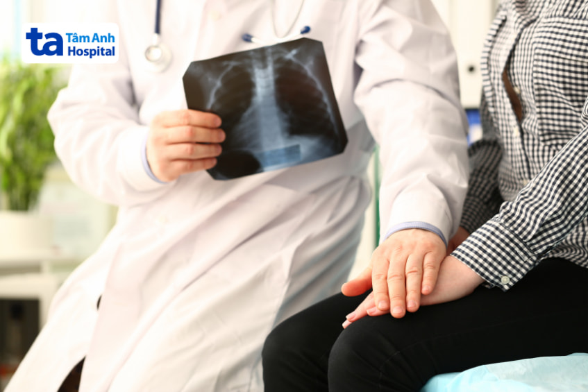Bác sĩ tư vấn bệnh nhân kết quả chụp X-quang phổi