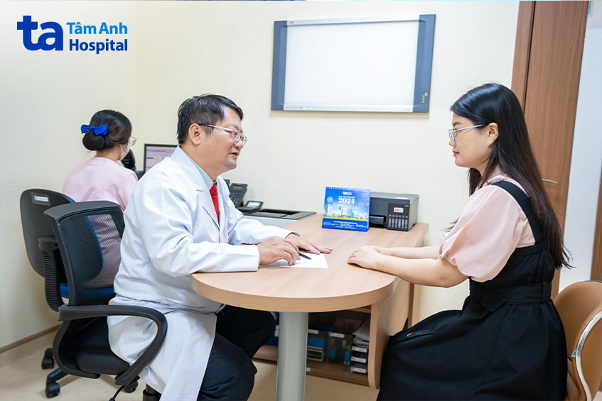 Bác sĩ tư vấn bệnh nhân nữ về kết quả hormone và điều trị nội tiết tố