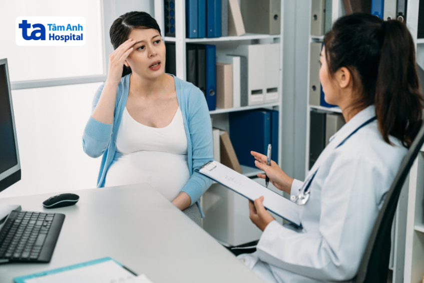 Bà bầu khám bác sĩ với vẻ mặt lo lắng, tư vấn thực phẩm khi mang thai