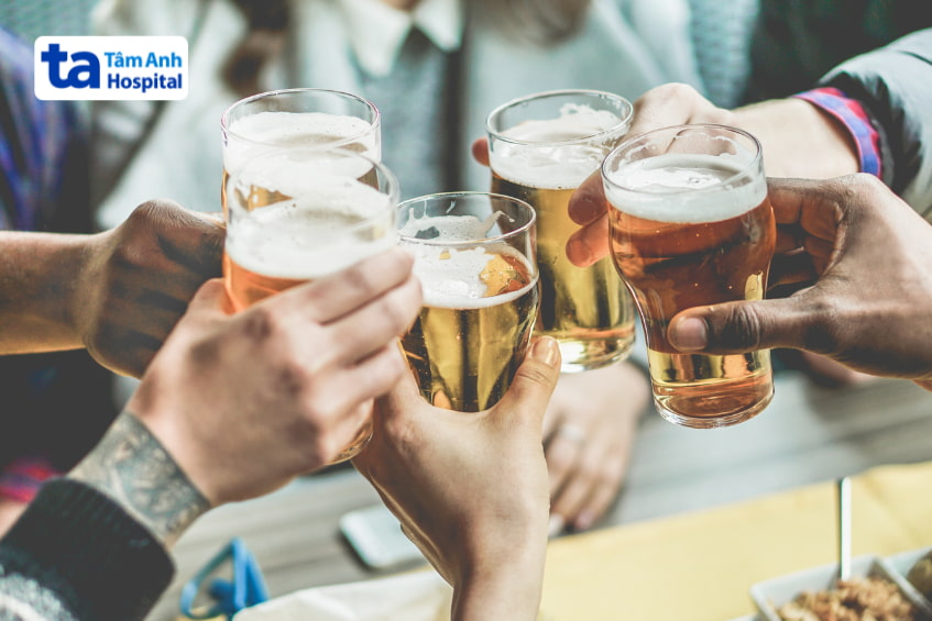 Nhóm người nâng ly bia – cảnh báo hạn chế rượu bia khi dùng empagliflozin