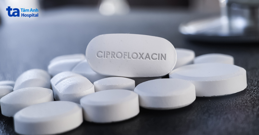 Viên thuốc ciprofloxacin màu trắng dùng điều trị nhiễm khuẩn phổ rộng.
