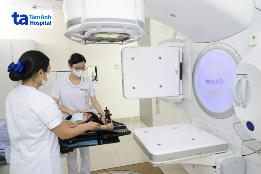 Bệnh nhân được định vị và chuẩn bị xạ trị ung thư phổi bằng máy Versa HD tại Bệnh viện Tâm Anh