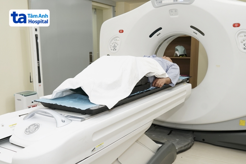 hệ thống chụp ct mô phỏng sử dụng công nghệ x-quang, cho phép bác sĩ quan sát và ghi lại hình ảnh bên trong cơ thể