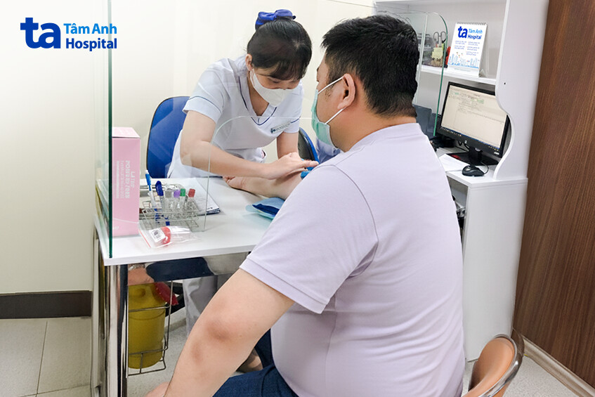 anh trường lấy máu xét nghiệm tiểu đường