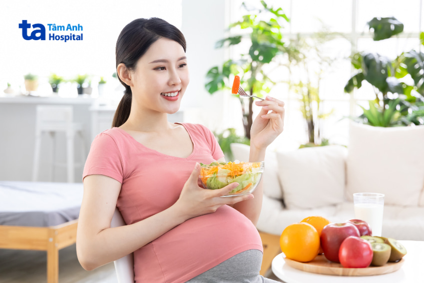 Bà bầu ăn salad và trái cây lành mạnh, hỗ trợ kiểm soát cân nặng của bà bầu theo từng tháng trong thai kỳ