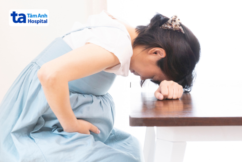 Bà bầu ôm bụng khó chịu khi mang thai, cần chú ý đến chế độ ăn uống