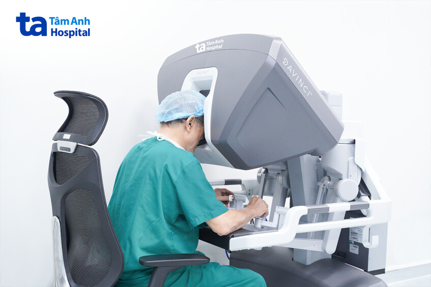 bác chuyên điều khiển robot phối hợp phẫu thuật