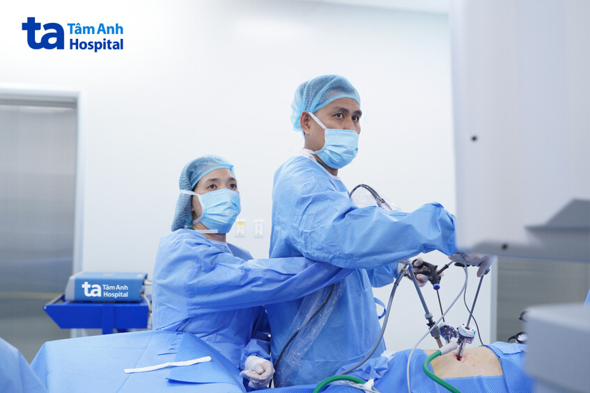 bác liên và duy cùng thực hiện ca phẫu thuật