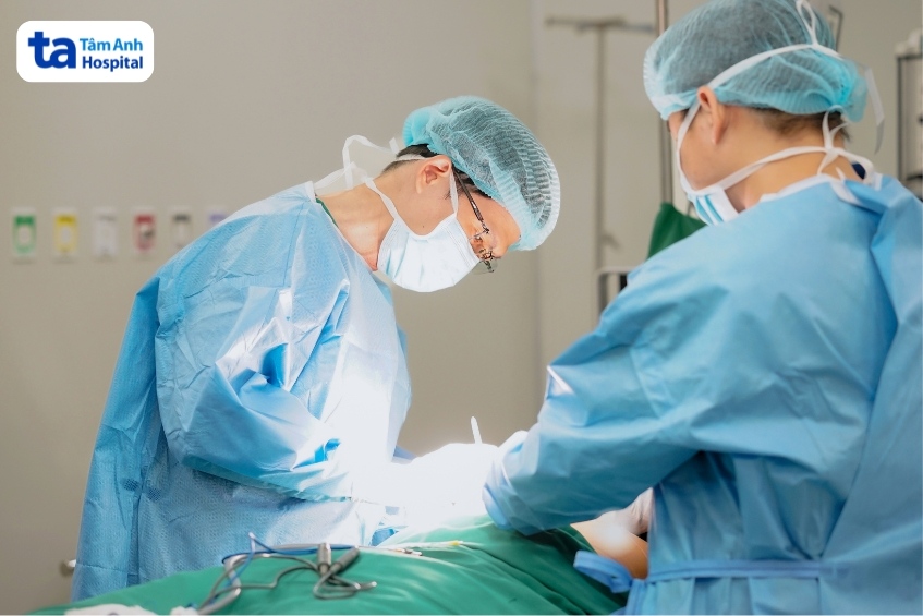 bác sĩ bá tấn đang phẫu thuật tuyến giáp cho người bệnh