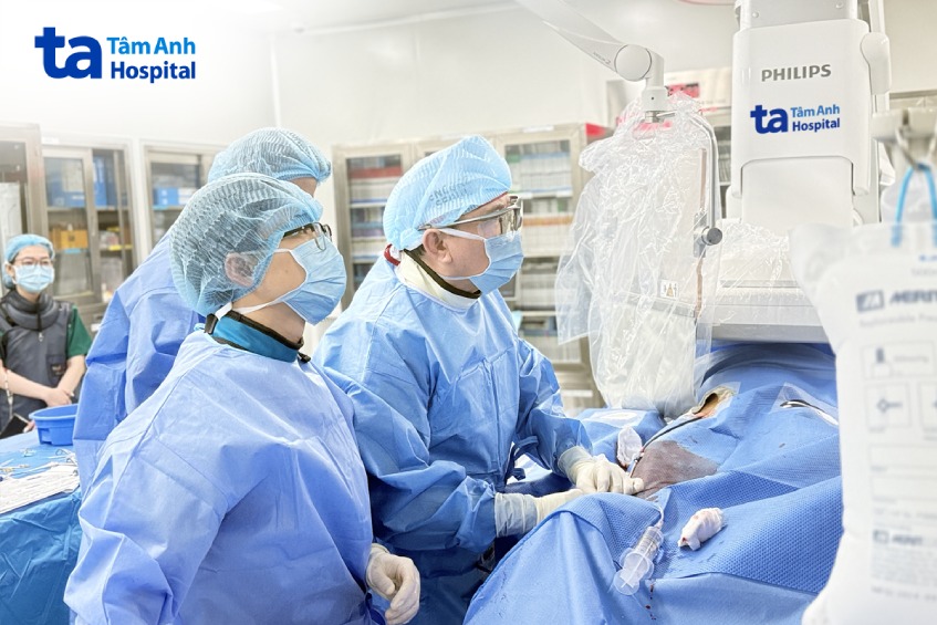 Bác sĩ can thiệp bít dù thông liên nhĩ cho bệnh nhân