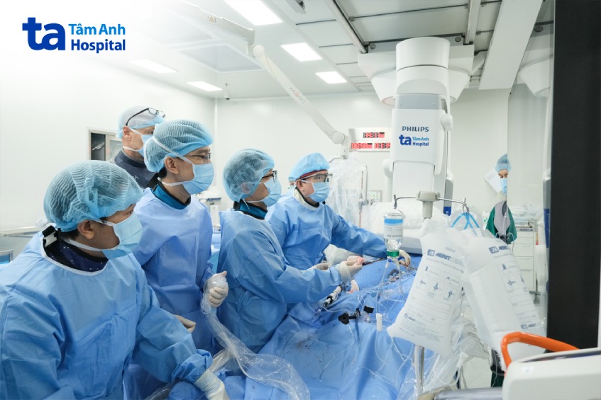 Bác sĩ can thiệp cấy van động mạch chủ qua ống thông cho bệnh nhân