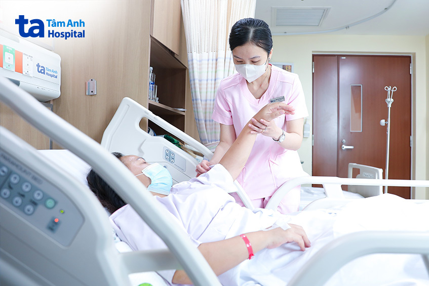 bác sĩ chăm sóc bệnh nhân