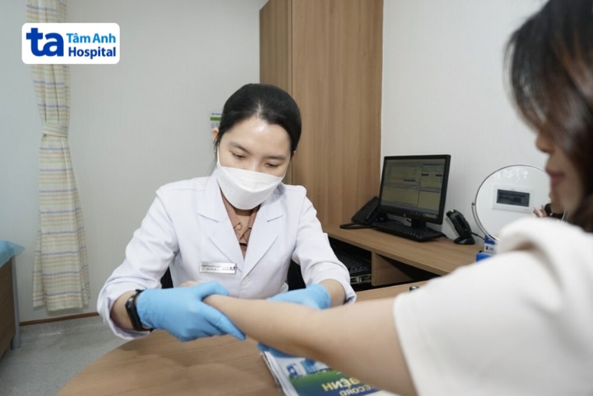 bác sĩ chẩn đoán