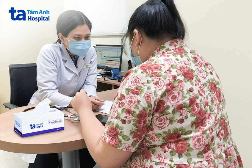 bác sĩ chỉ ra các chỉ số bất thường của cơ thể