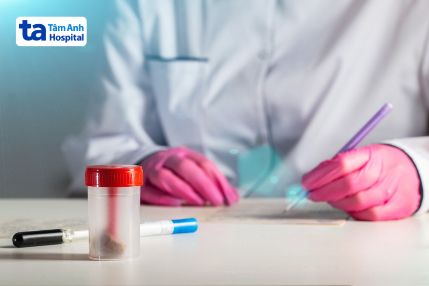 bác sĩ chuẩn bị cho quy trình xét nghiệm