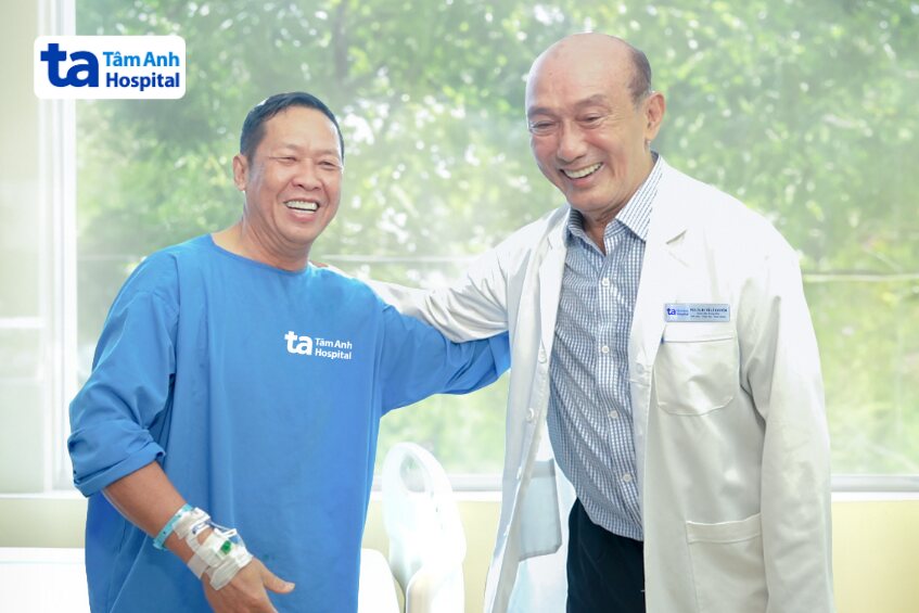 bác sĩ chuyên và người bệnh