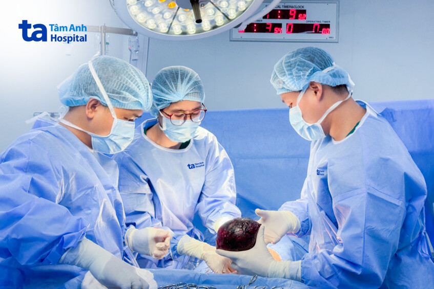 bác sĩ cùng ê kíp mổ lấy thai cho bệnh nhân