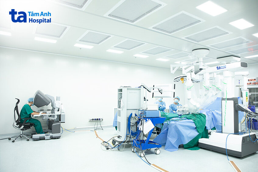 bác sĩ cùng robot davinci