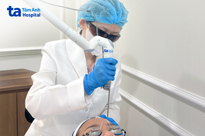 bác sĩ đang điều trị cho khách hàng